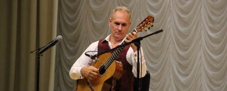 Постоянный участник 'Мира гитары' Сергей Руднев сыграл в Московском доме музыки